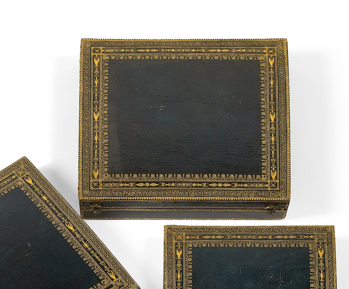 Null 海军蓝摩洛哥的珠宝盒，古色古香的棕榈图案和鸸鹋图案的插图。内部覆盖着银线编织物。
归于GOUVERNEUR。19世纪的前三分之一。
