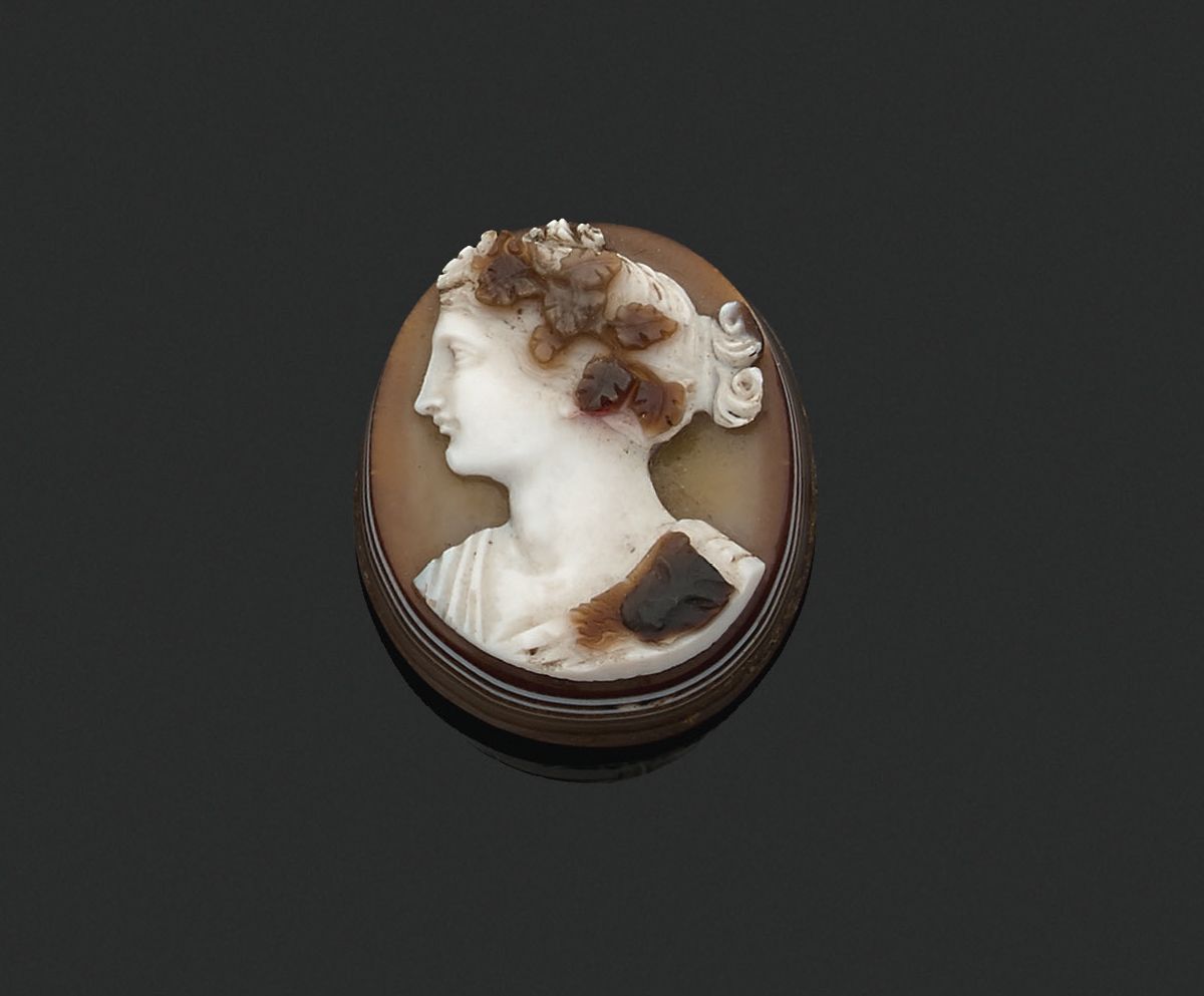 Null Oval cameo on ribbon agate showing a bacchante in profile. Good condition.
&hellip;