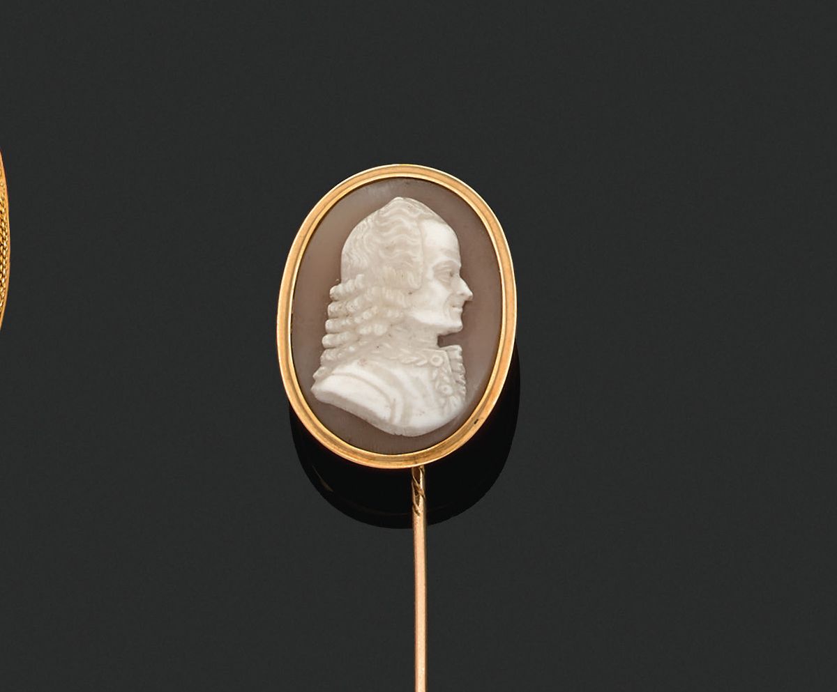 Null Gold tie pin (750‰), set with an oval cameo on shell depicting Voltaire in &hellip;