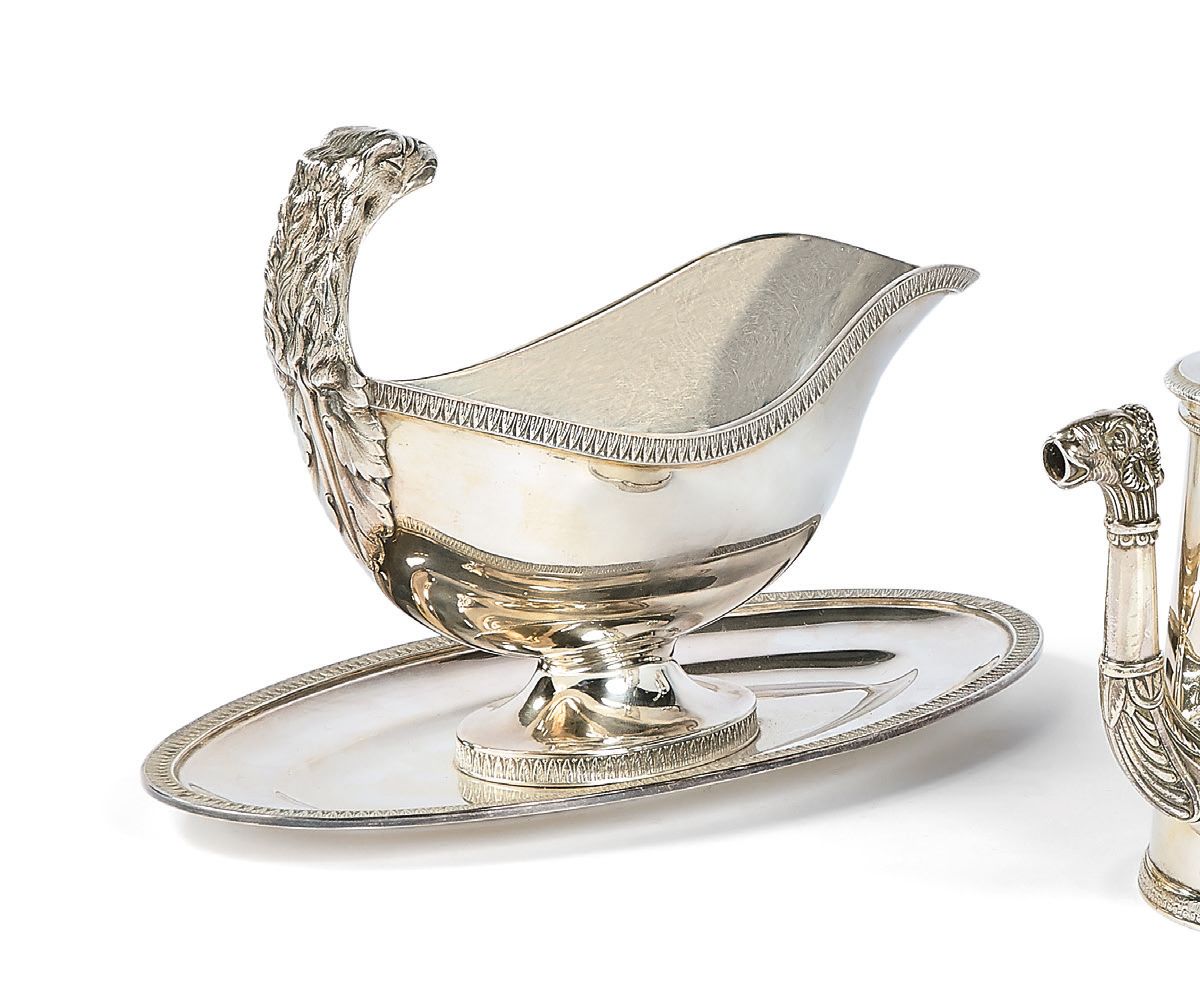 Null 一个银制的酱缸，有一个附着的托盘，握柄由一个鹰头形成，上面有树叶的附着物。
法国COPIN之家的作品。
重量：846.9克