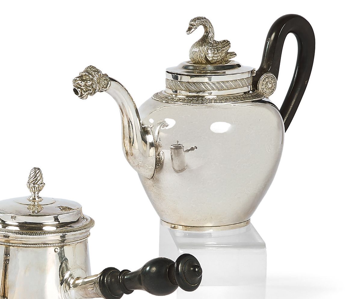 Null 银质茶壶，椭圆型。壶嘴上有狮子头，平盖上有天鹅图案。
荷兰，1814-1831。
毛重：656,9 g