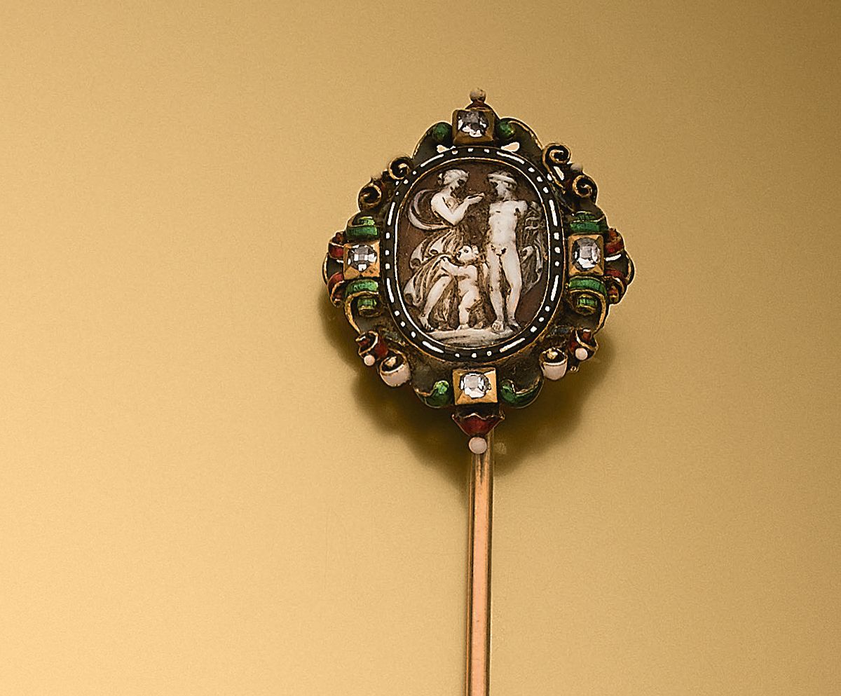 Null 黄金（750‰）领带针，在玛瑙上镶嵌了一个椭圆形的浮雕，描绘了墨丘利、丘比特和维纳斯的神话场景，在多色珐琅金周围用黑色珐琅镶边，并镶嵌了四颗文艺复兴风&hellip;