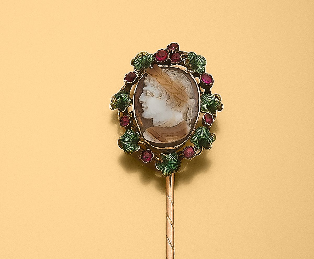 Null Gold (750‰) tie pin, adorned with an oval cameo on agate depicting Emperor &hellip;