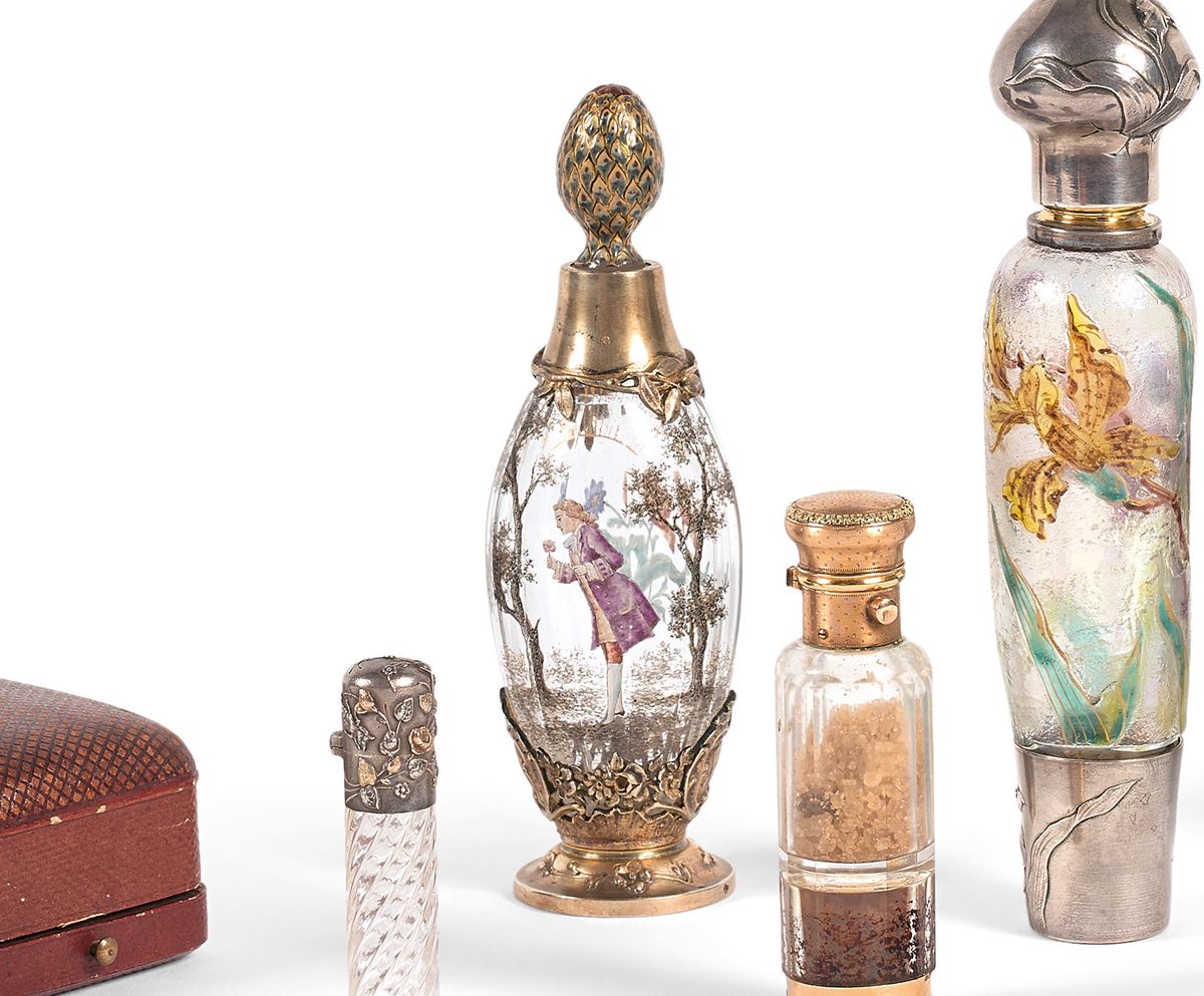 DAUM Nancy 梭子形状的水晶香水瓶，侧面有珐琅彩装饰的英勇者和花朵。
多色珐琅玻璃松果塞。
底下有签名。
总重量：91.85克