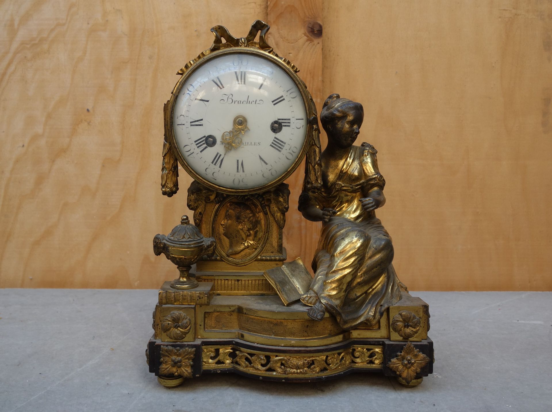 Null Reloj de bronce dorado con la alegoría de la Historia. La esfera esmaltada &hellip;