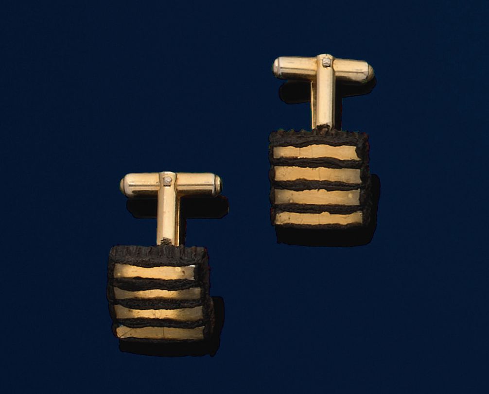 Line VAUTRIN (1913 - 1997) 
Pair of black talosel square body cufflinks with gil&hellip;