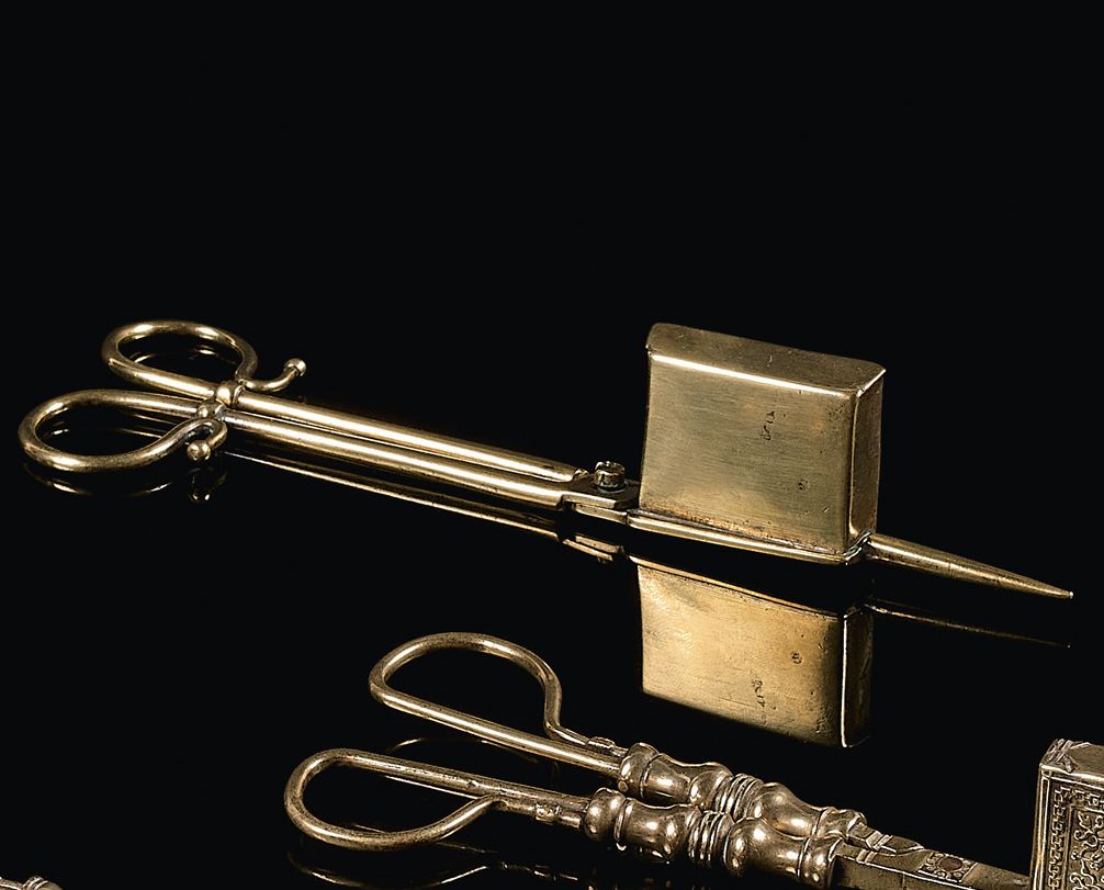 Null 黄铜传单，有一个方形的笼子，两只手臂翻过来形成一个抓手，末端是一个球，笼子上部有I.G.的标记。
佛兰德斯，约1600年。
长：19.5厘米