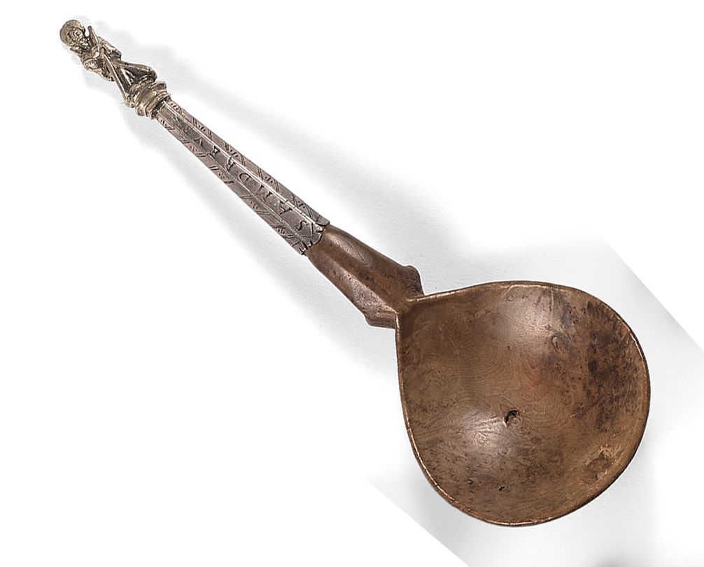 Null 木勺，勺柄上有一块银板，上面刻有S AMDREVS，上面有一个镀金的圣安德鲁的圆形。
16世纪。
长度 : 18,2 cm
状态良好。