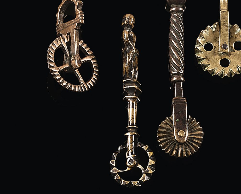Null 好奇的铜制糕点轮，有一个女人的抓手掀起她的衣服。
16世纪。
长度：9.5厘米