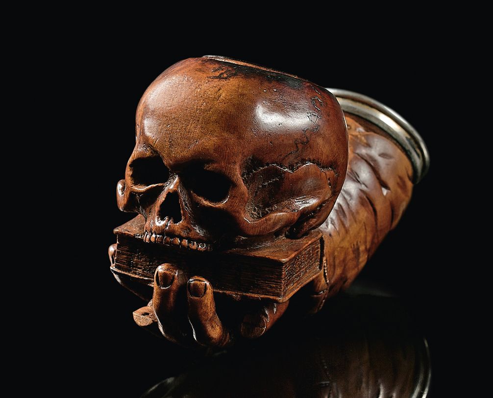 Null Exceptional carved boxwood pipe Memento mori, representing a hand holding a&hellip;