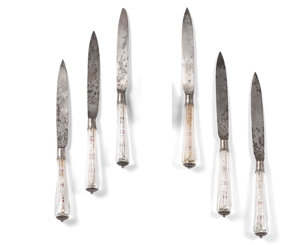 Null 六把刀，有凹槽的玻璃手柄，丝绸包裹着银色的叶子，银色的盖子和环，打孔的铁刀。
18世纪。
刀长：22.3厘米
状态：铁器上有轻微的氧化痕迹。