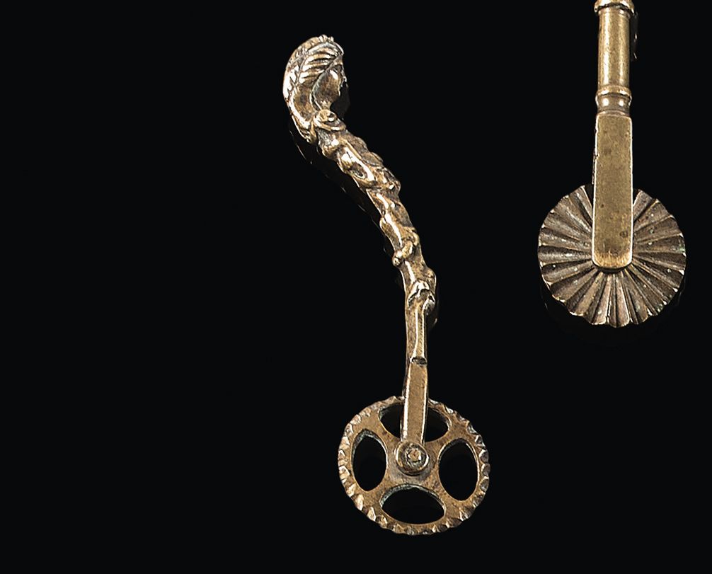Null 有女人半身像的铜制糕点轮。
16世纪。
长度：10厘米
