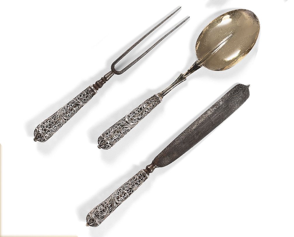 Null 餐具：刀、叉、勺，银色丝线手柄，带星星的刀铁，带尾巴的vermeil勺子。
荷兰，17世纪。
刀长：16,2 cm - 叉长：9 cm
匙长：15,7&hellip;
