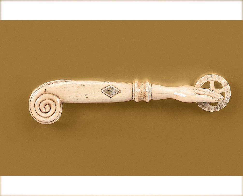 Null 骨质糕点轮，末端是一只握着轮子的手，握把上装饰着两颗钻石和一颗镶嵌着珍珠母的心。
19世纪。
长度：16厘米
参考文献：
Michael FINLAY&hellip;