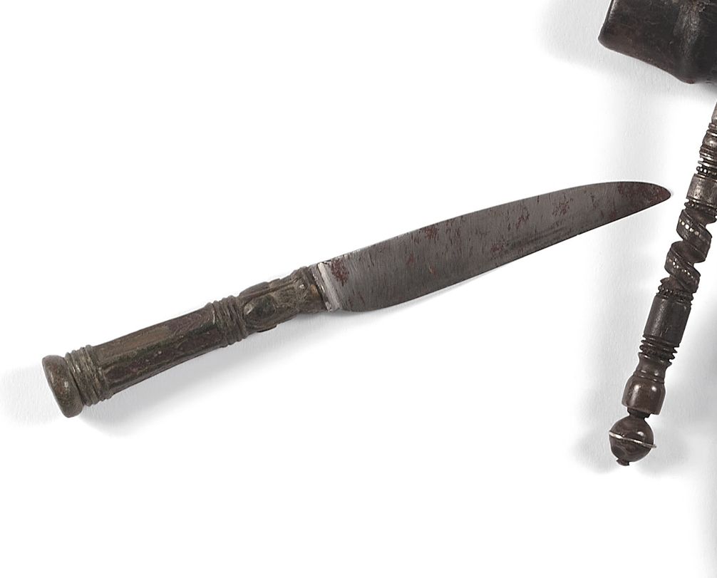 Null 复合刀，绿色铜质手柄，后来的铁制刀片。
手柄来自15世纪，刀片来自19世纪。
长: 17 cm
状态: 刃上有锈迹。