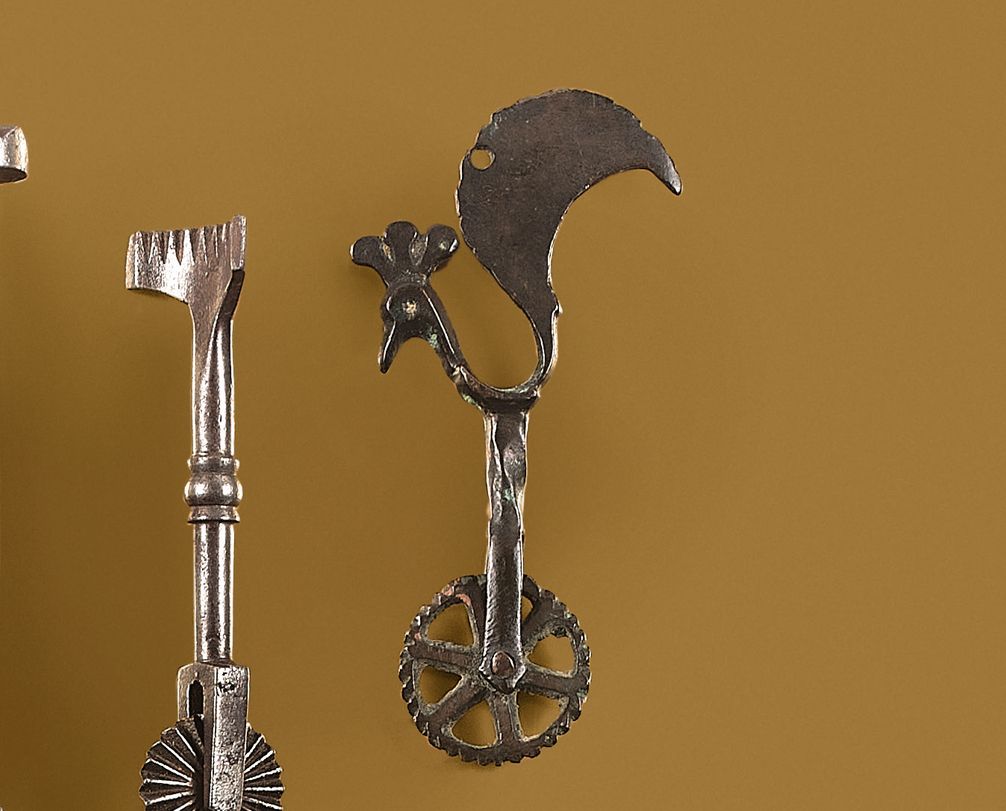 Null 铜合金糕点轮和手柄，装饰有风格化的鸟头。
19世纪。
长度 : 10,5 cm