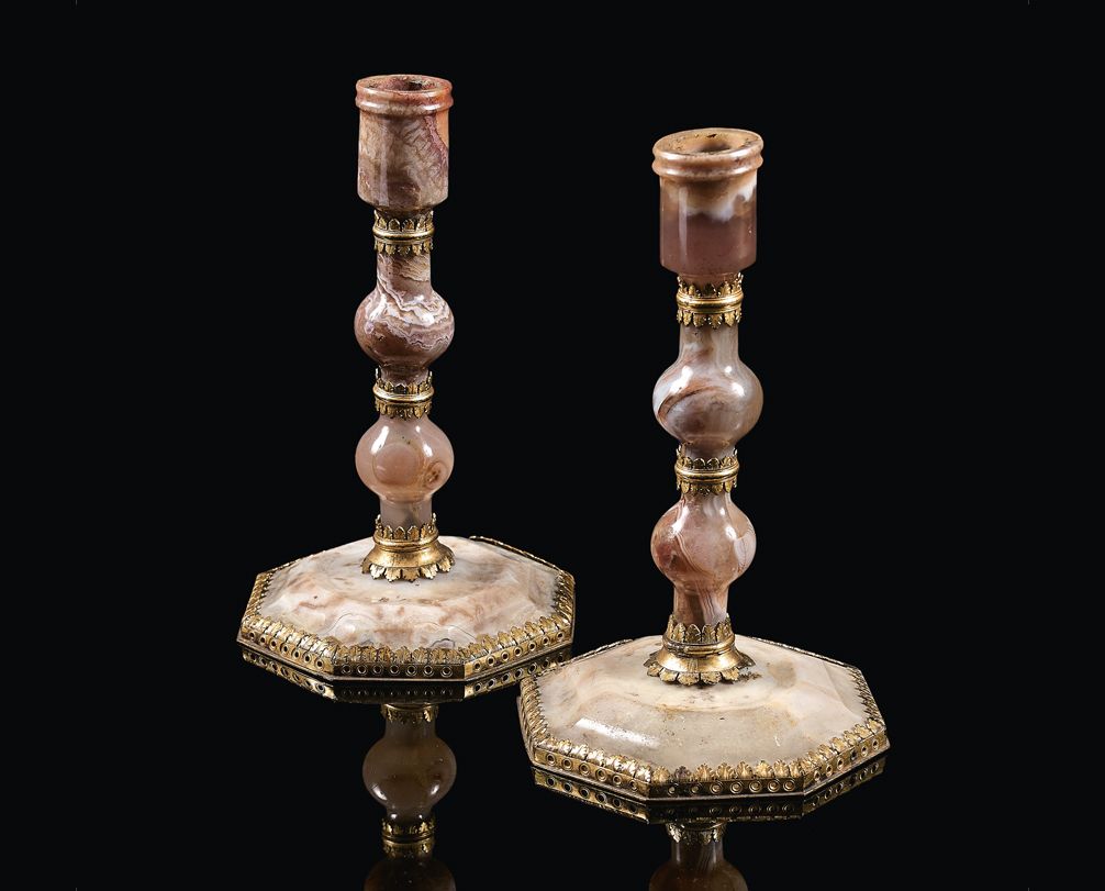 Null 一对玛瑙烛台，八角形的底座和念珠轴，镀金的黄铜底座上有棕榈花纹。
德国，17世纪。
高: 16 cm
状况: 两个烛台中的一个的底座和另一个的领子上有&hellip;
