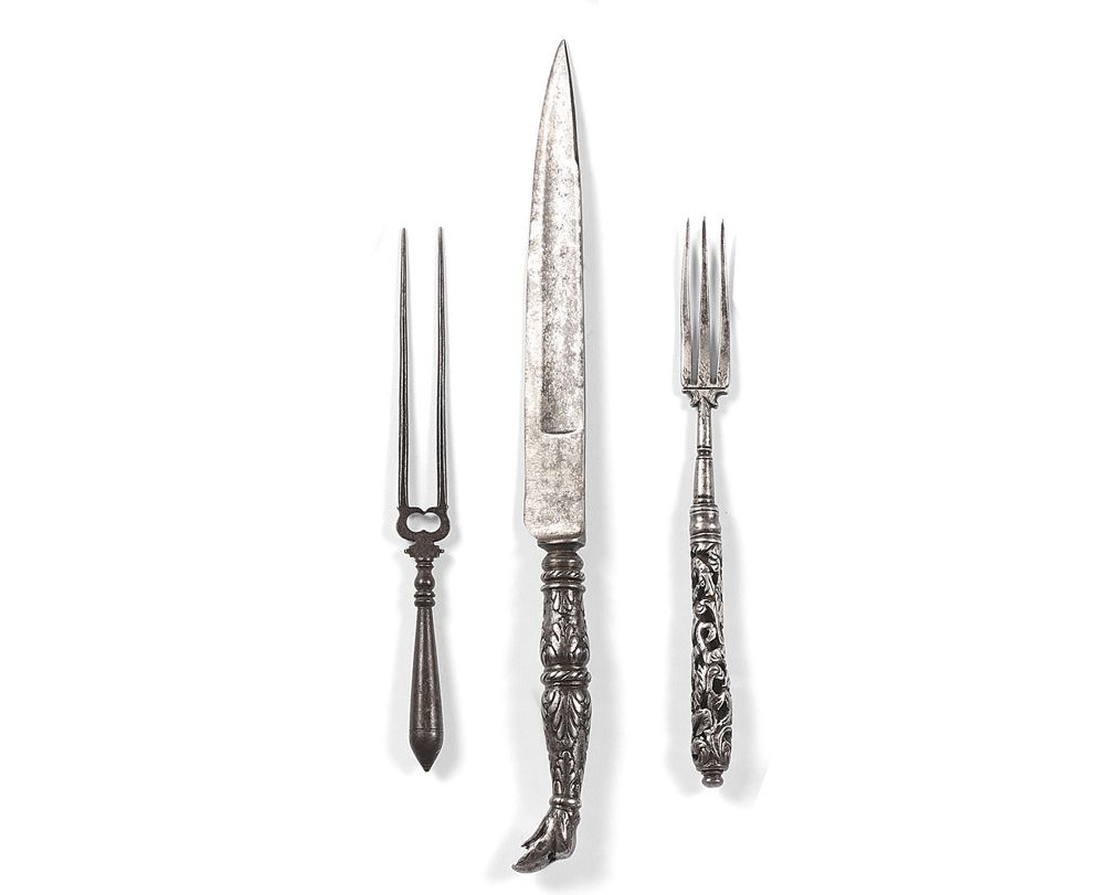 Null 拍品包括：
- 铁制叉子，翻转的手柄末端有两个牙签。
17世纪晚期。
长度 : 20 cm
状况良好。
叉子，有一个镂空的铁质手柄，上面有花纹图案，有&hellip;