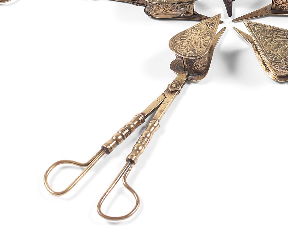 Null 一个青铜和黄铜的器皿，上面装饰着有冠的双头鹰和叶状的卷轴，栏杆臂，有两个铃铛的标志。
德国，16世纪。
长度：20厘米
