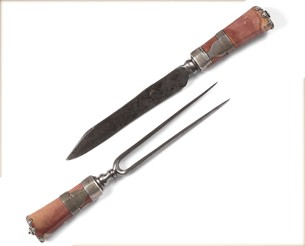 Null 餐具，刀和叉，坚硬的石头把手，银色的装饰，末端是一个叶子的帽子，打孔的铁刀，双叉的铁叉。
18世纪。
刀的长度：26,3 cm - 叉的长度：25,3&hellip;