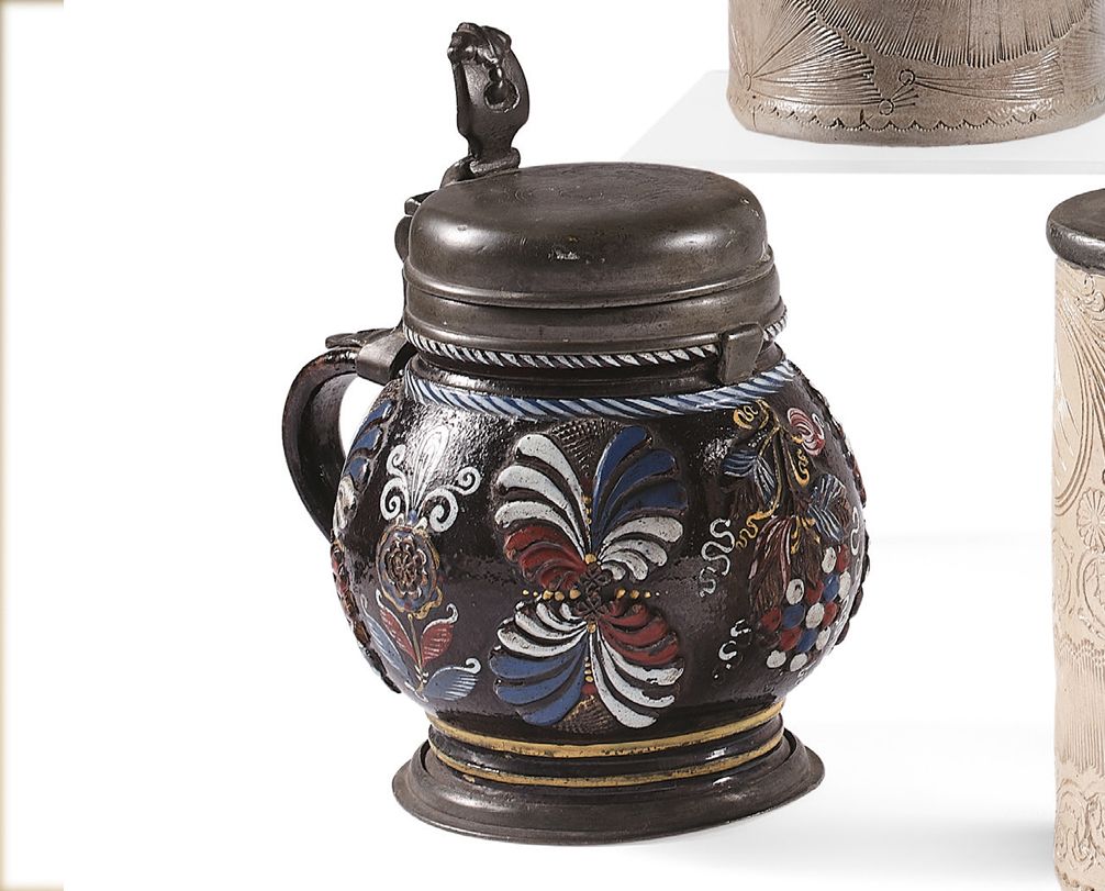 Null 一个球状的炻器壶，上面交替装饰着花朵、棕榈树、葡萄串，用红色、白色、蓝色和赭色的珐琅来加强，还有锡制的盖子。
Annaberg，17世纪。
高度：20&hellip;