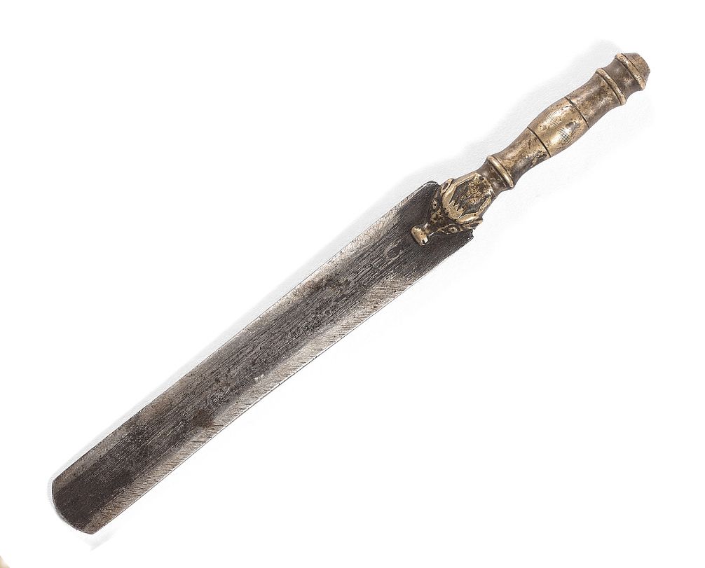 Null 磨刀工具，黄铜手柄的末端是一个风格化的动物头像，铁制的刀片在脚跟处打孔。
中欧，18世纪。
长 : 24,5 cm
状况 : 刀刃上有氧化的痕迹。