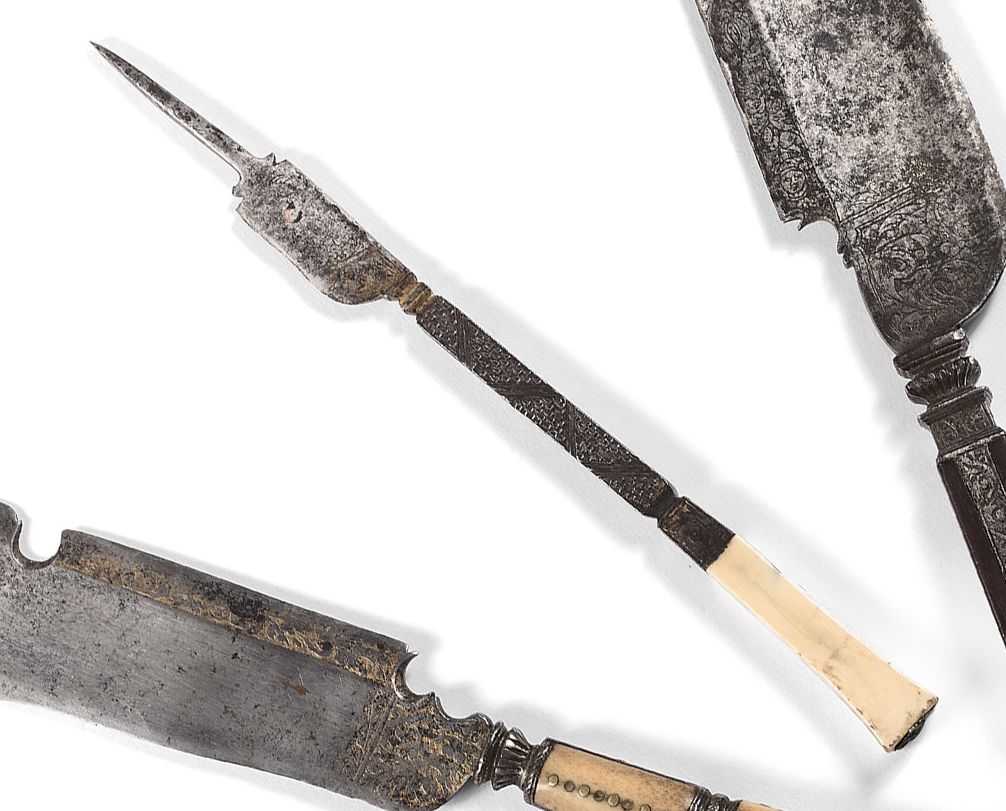 Null 多用途工具结合了几个相互延续的元素：一个狭窄的凿子铁，一个雕刻和镀金的铁跟刀，一个方形截面的轴，两面有帽子作为锉刀，另两面有坑作为磨刀，可能是一个骨质&hellip;
