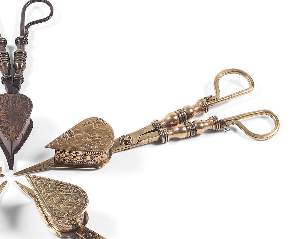 Null 罕见的青铜和黄铜容器传单，装饰着一个手持标准的骑手，叶子围绕着两个浮雕的肖像奖章，带有奔马的标记。
德国，16世纪。
长度：22厘米