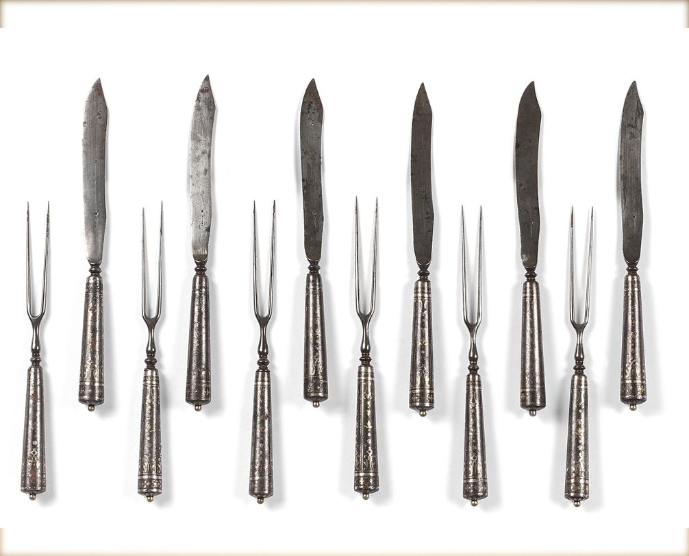 Null 一套六把刀和六把叉子，金银制的带花朵和交错图案的铁制手柄，冲压的铁制刀片，双叉的铁制叉子。
意大利，17世纪。
刀的长度：18厘米 - 叉的长度：16&hellip;