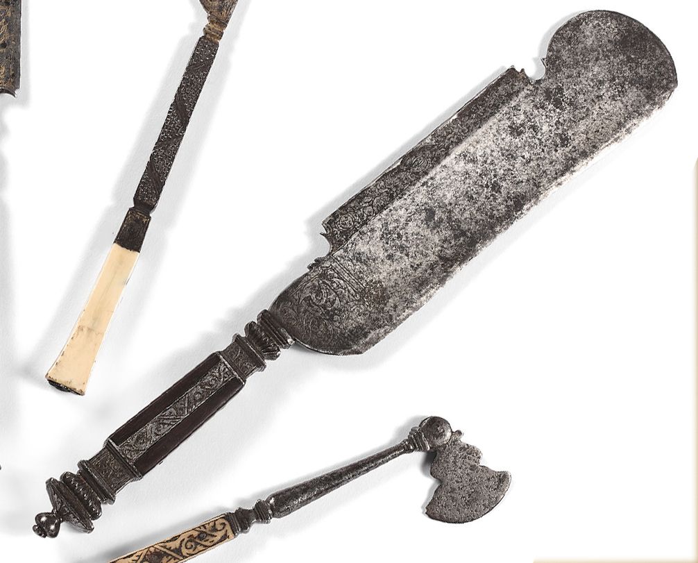Null Jagdmesser, Griff aus ziseliertem Eisen mit dekorativen Registern aus Volut&hellip;