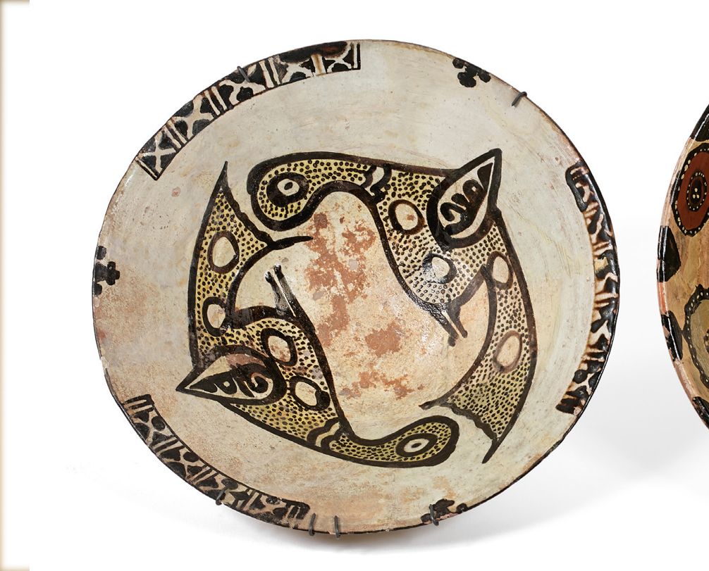 IRAN 一个大的圆形萨里碗，釉下棕色滑石装饰，中间有两只面对面的鸟，边上有棕色带子。
10-11世纪。
直径 : 27,5 cm
修复。