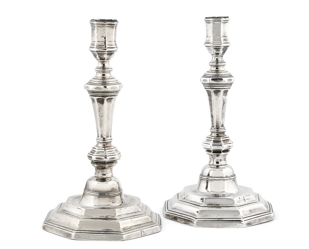 Null Two candlesticks forming pair in silver, resting on a base with sides, the &hellip;
