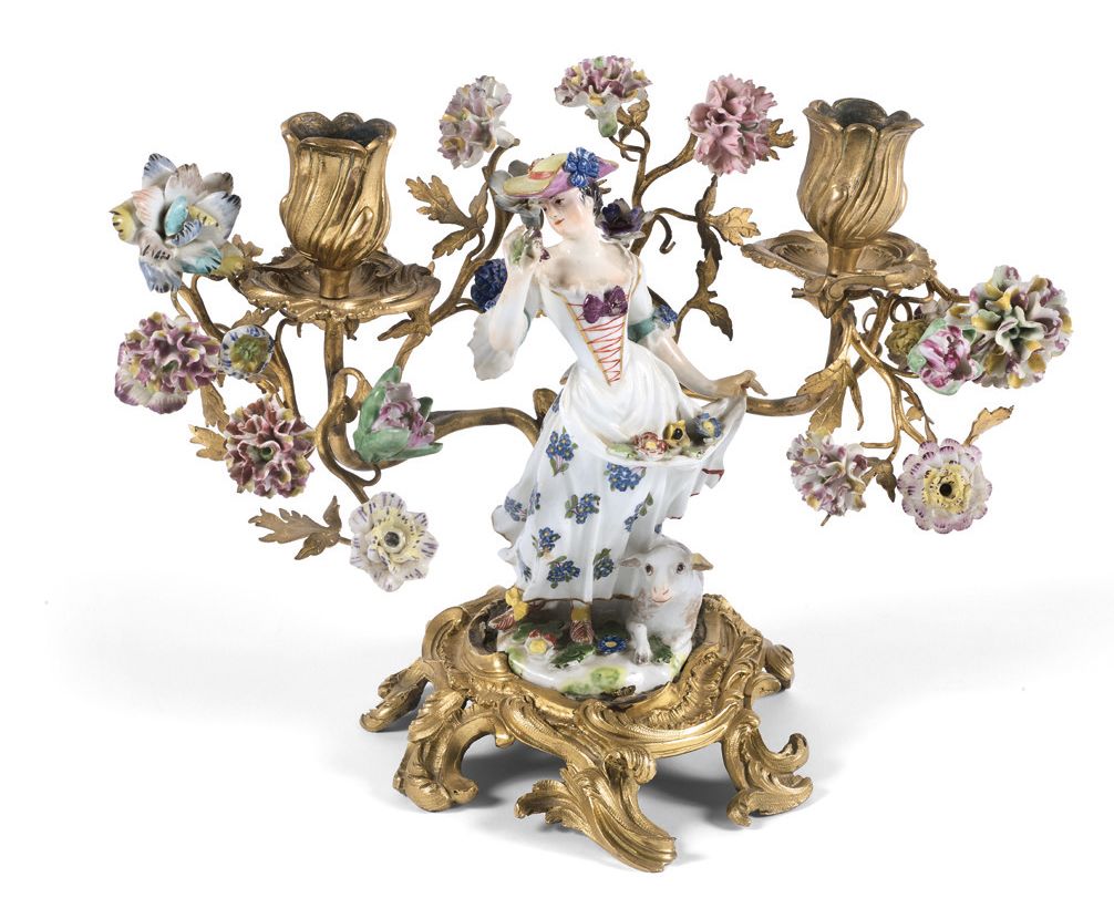 Null Bougeoir formé d'un groupe en porcelaine de Saxe XVIIIe siècle à décor poly&hellip;