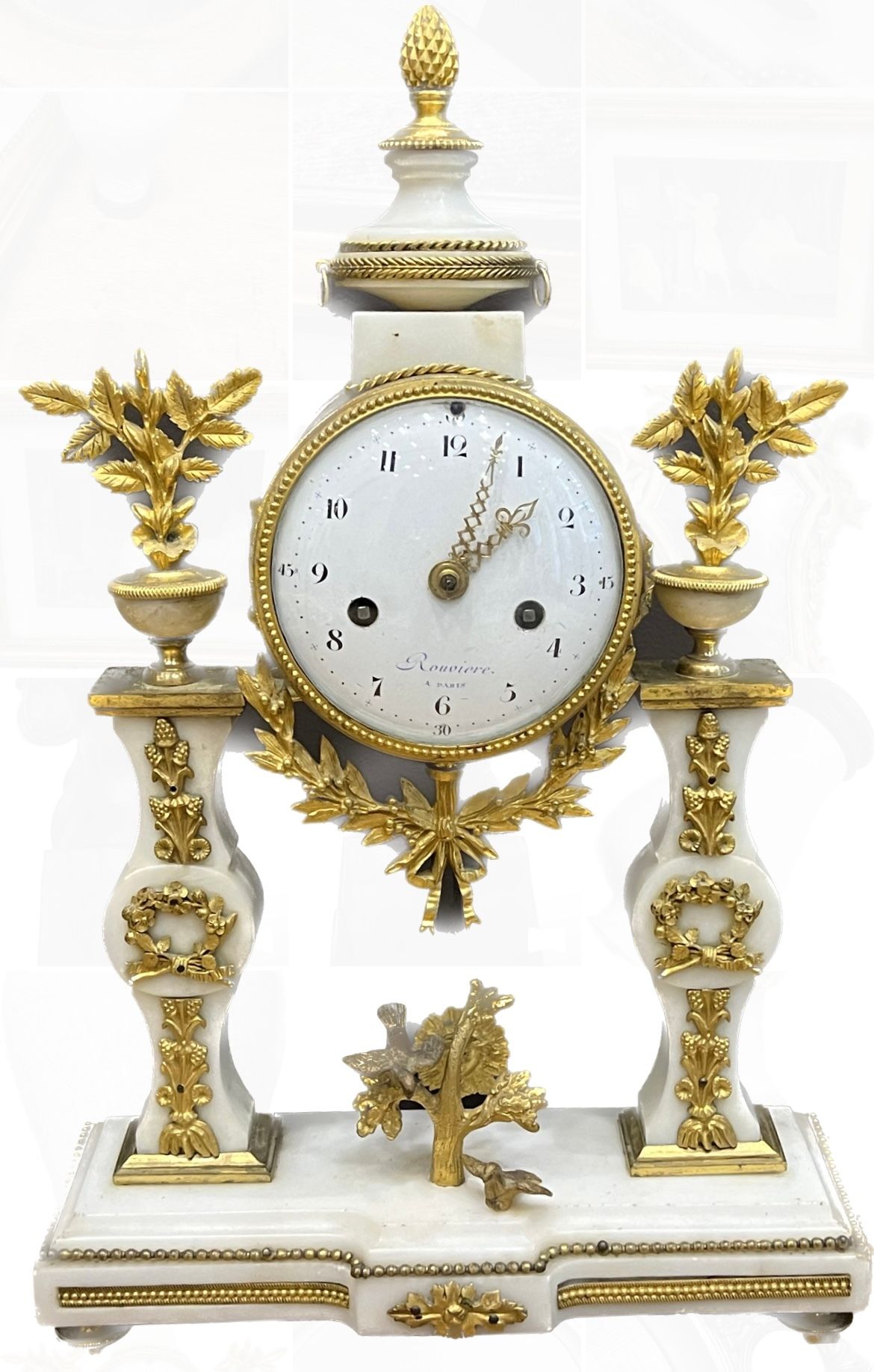 Null Mantelpiece comprendente un orologio da portico in marmo bianco con ornamen&hellip;