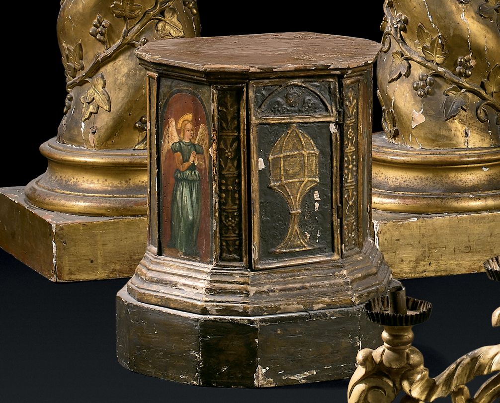 Null 木制帐幕，有多色和镀金的pastiglia装饰，绘画；门上装饰有一个圣杯和两个天使的双手合十的侧面；模制的底座。
意大利，16世纪上半叶（有些事故和缺&hellip;