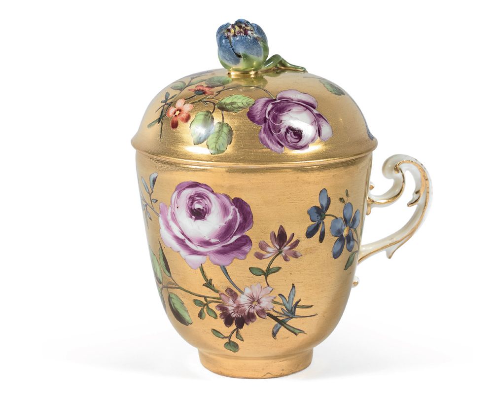 MEISSEN 有盖杯，金色背景上有多色的大花装饰。握把是花的形状。
有标记。
18世纪。
高9厘米

出处:
NICOLIER之家（标签）。
相似的模型（无盖&hellip;