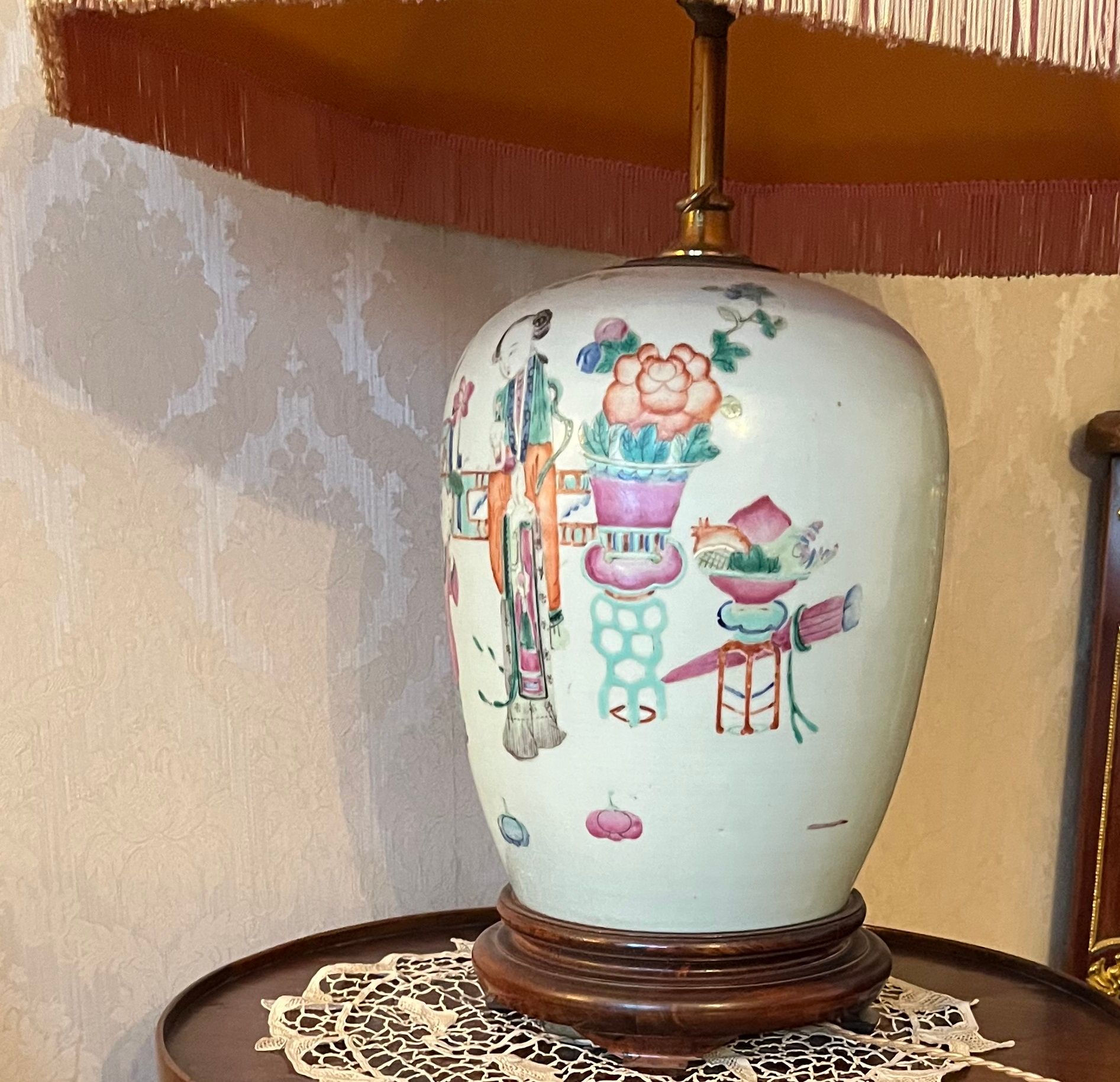 CHINE 粉红色家族珐琅装饰的人物和器皿的姜罐。
20世纪初（作为一盏灯安装）。
高度：34厘米