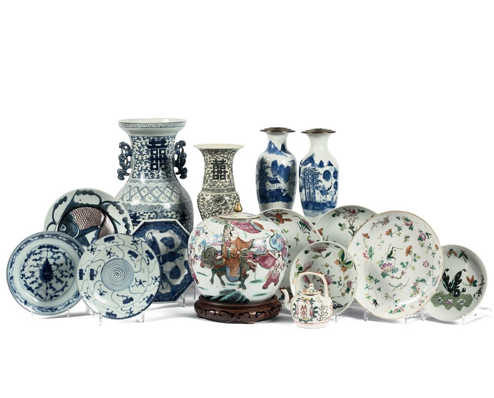 ASIE Lot comprenant un grand vase à décor bleu et blanc à deux anses ajourées, u&hellip;