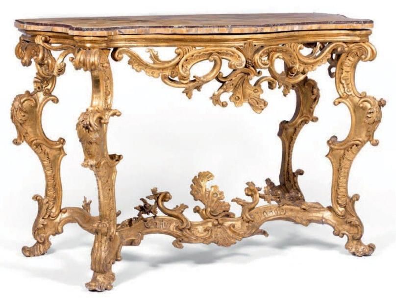Null Table console en bois sculpté et doré, mouvementée et galbée sur les trois &hellip;