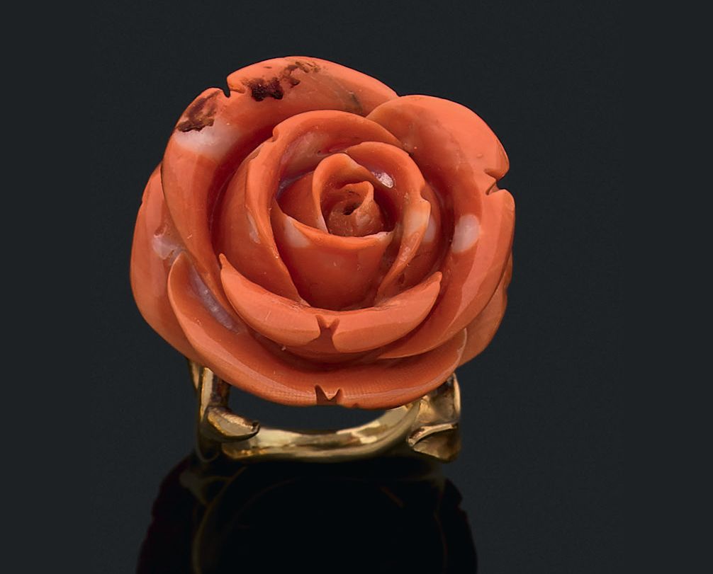 Null Ring in Form einer Blume aus roter Koralle, Fassung aus Gelbgold (850‰) (Ab&hellip;