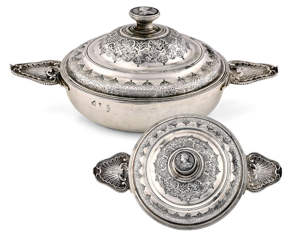 Null Round silver bowl and its lid. The body, plain, is decorated with ears with&hellip;