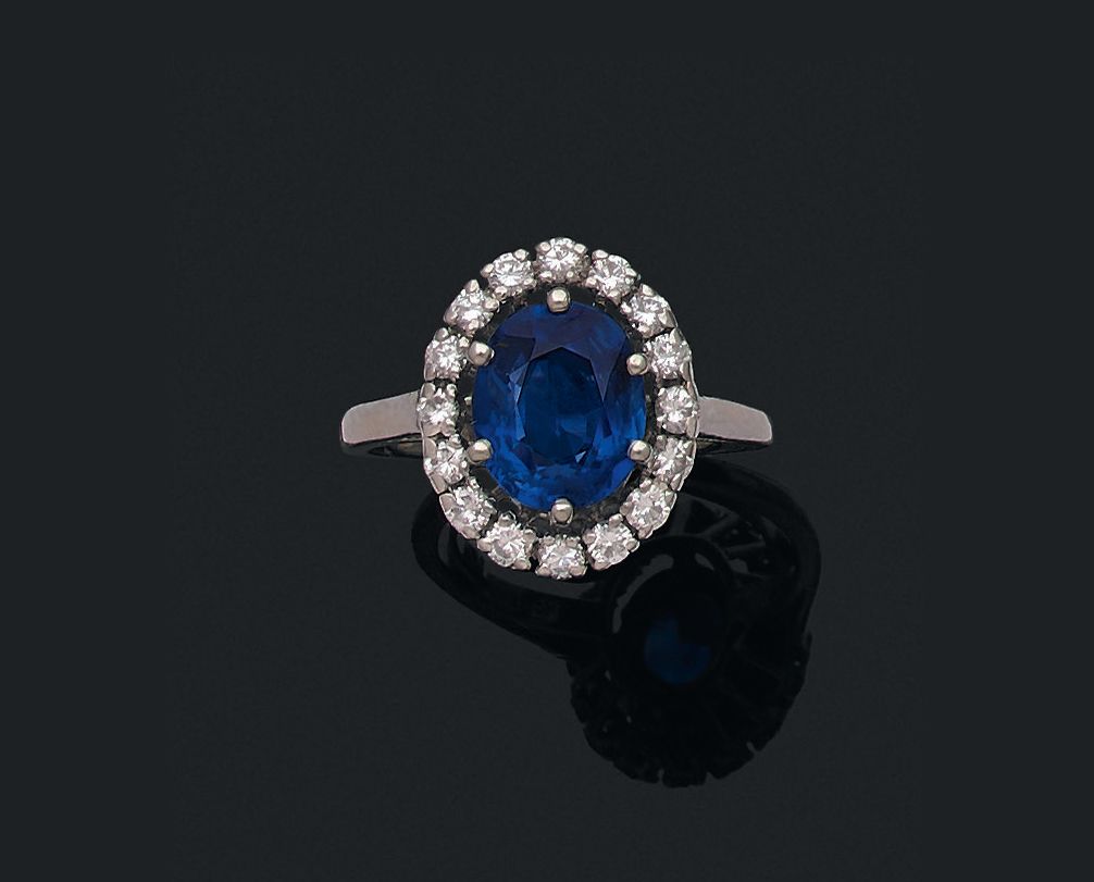 MELLERIO Monture 铂金戒指，爪式镶嵌椭圆形蓝宝石，周围有明亮式切割钻石。镶嵌的内部由Mellerio雕刻和安装。
蓝宝石的重量：约2.5克拉
它&hellip;