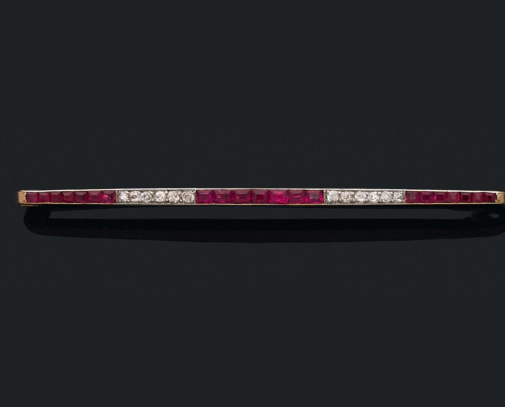 Null 黄金（750‰）发夹胸针，镶有一排校准的红宝石，与老式切割钻石交替使用。
编号为1387。
约1920年的法国作品。
毛重：7.1克 - 长度：7.5&hellip;