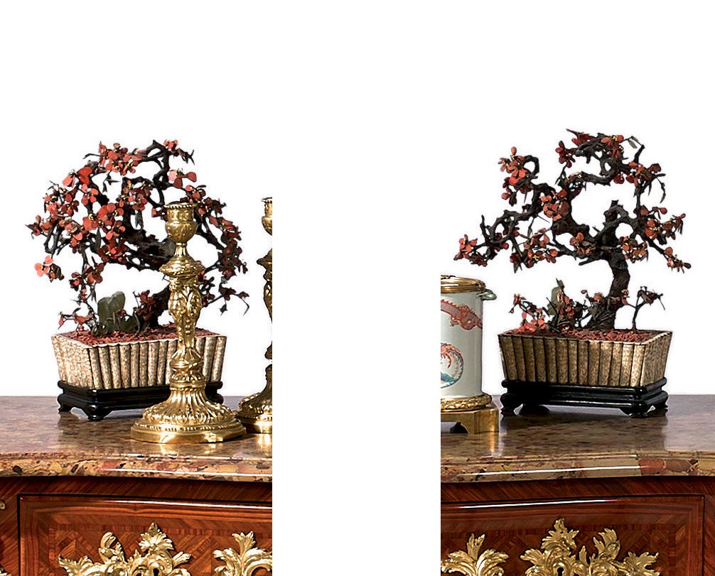 JAPON 两个盆景花盆，装饰有模仿珊瑚、硬石、石英的花朵，边缘有模仿竹子的雕刻材料（事故和丢失）。
高度：36厘米 - 宽度：20.5厘米