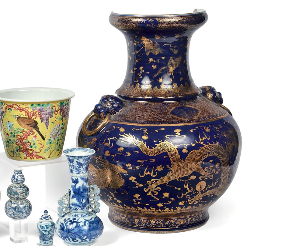 CHINE Vase balustre à col muni de deux anses formées de têtes de mascaron, décor&hellip;