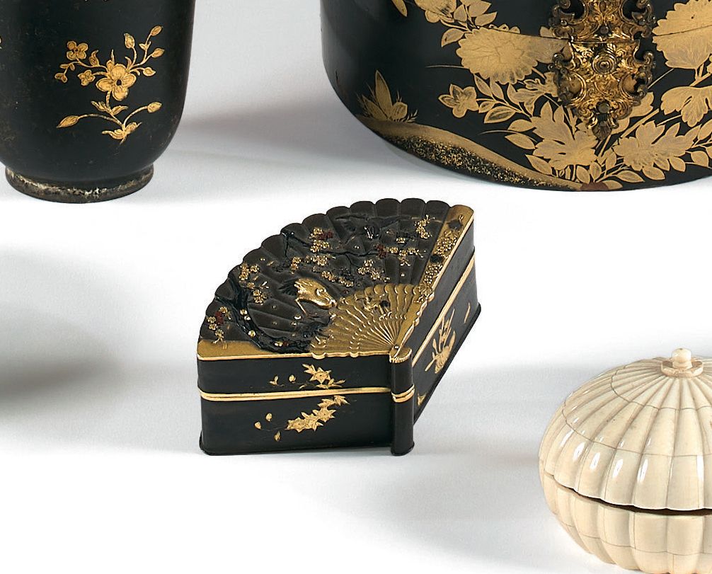 JAPON 黑漆背景上的昆虫和鹳鸟的青铜錾刻和鎏金模拟开扇的盒子。
江户时期。