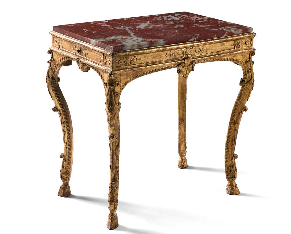 Null Table en bois doré sculpté ouvrant par un tiroir latéral. Pieds cambrés se &hellip;
