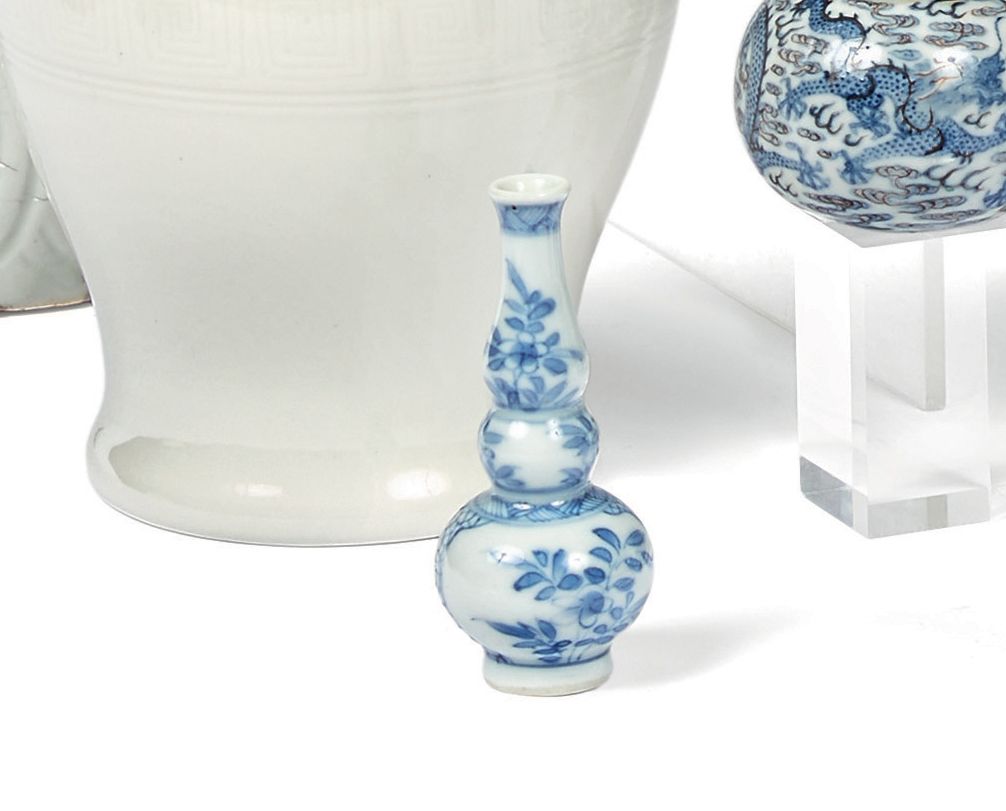 CHINE Petit vase à double renflement à col légèrement évasé décoré en bleu sur f&hellip;