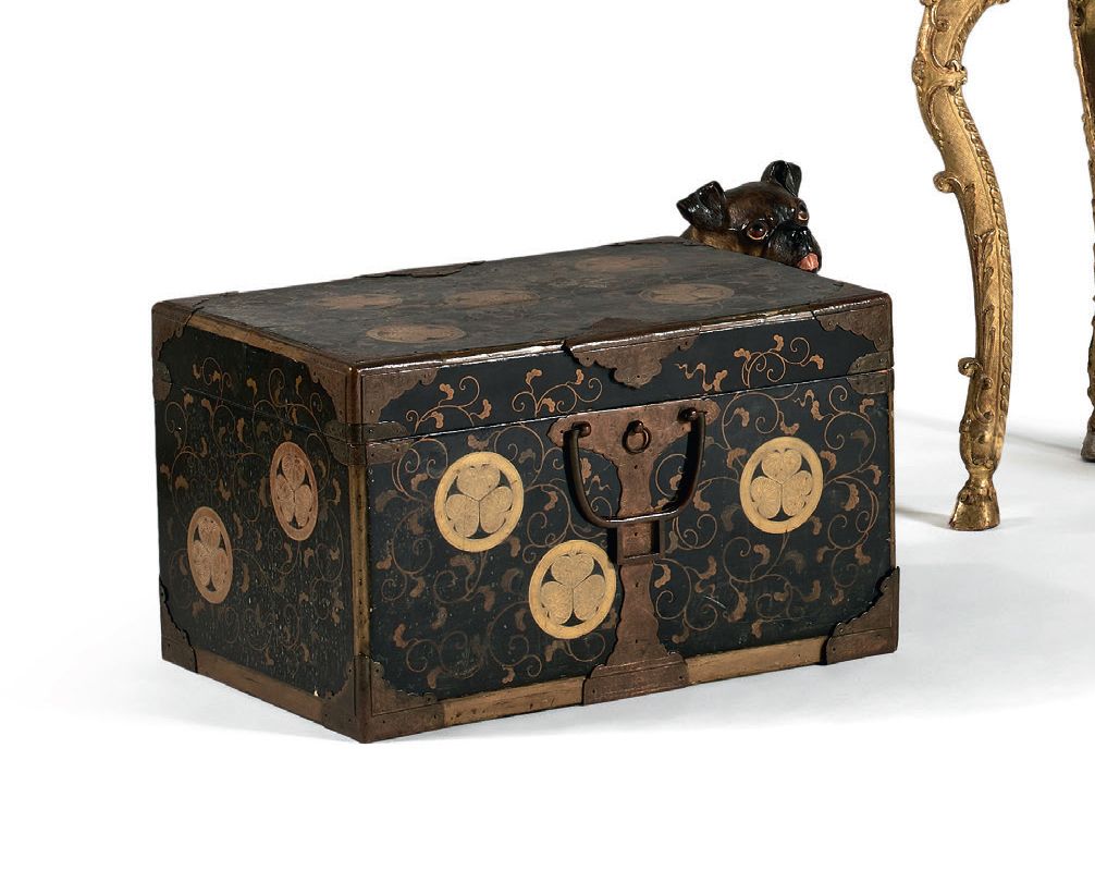 JAPON 长方形的木箱，黑漆背景上有金色的几何装饰。
江户时期（事故，缺失的部分，修复，脱落的角度）。
高 : 35厘米 - 宽 : 58厘米
深度 : 40&hellip;