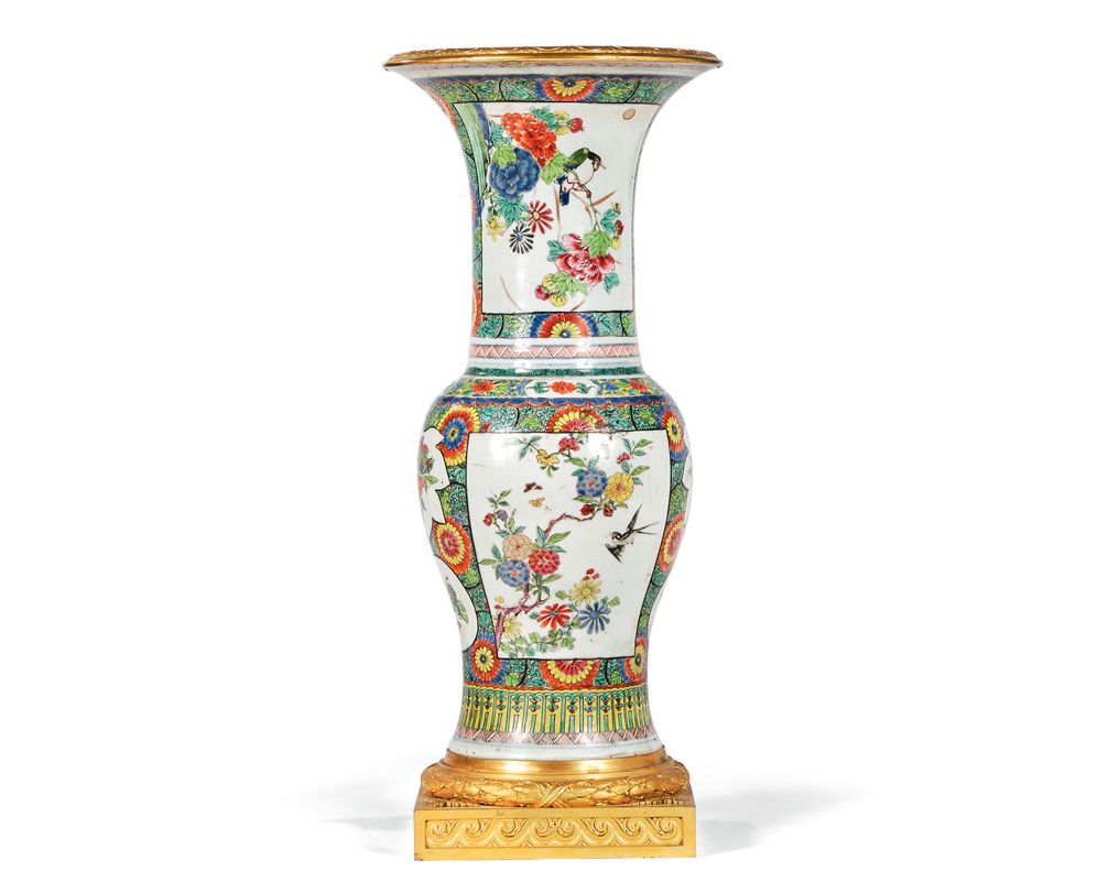 CHINE 卵形花瓶，长颈，装饰有绿色家族多色珐琅的牡丹和花卉图案。鎏金铜框装饰有月桂花环（裂缝，修复）。
作为一盏灯安装。
高度：51厘米